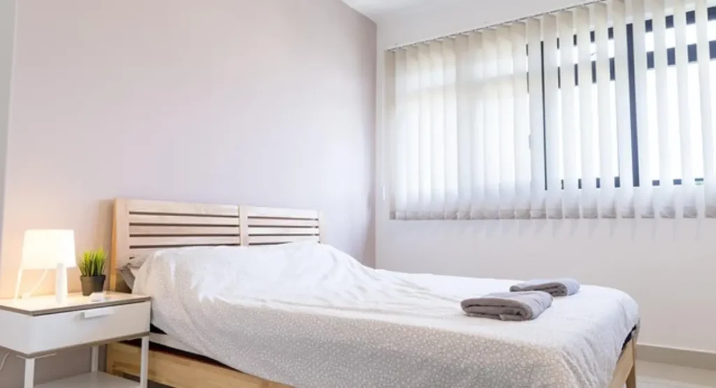 Timeless bedroom ideas with upholstered headboard and layered bedding