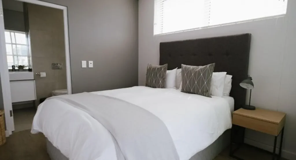 Timeless bedroom ideas with hotel style layered bedding